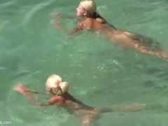 Touristen baden nackt im Meer