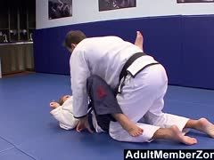 Die brünette Megan Fox macht mit ihren Monstertitten den Judolehrer an